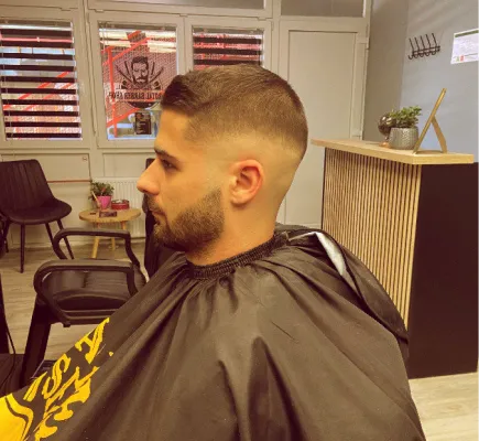 Klijent u frizerskom salonu The Royal Barber Shop u Novom Zagrebu nakon friziranja i uređivanja brade.