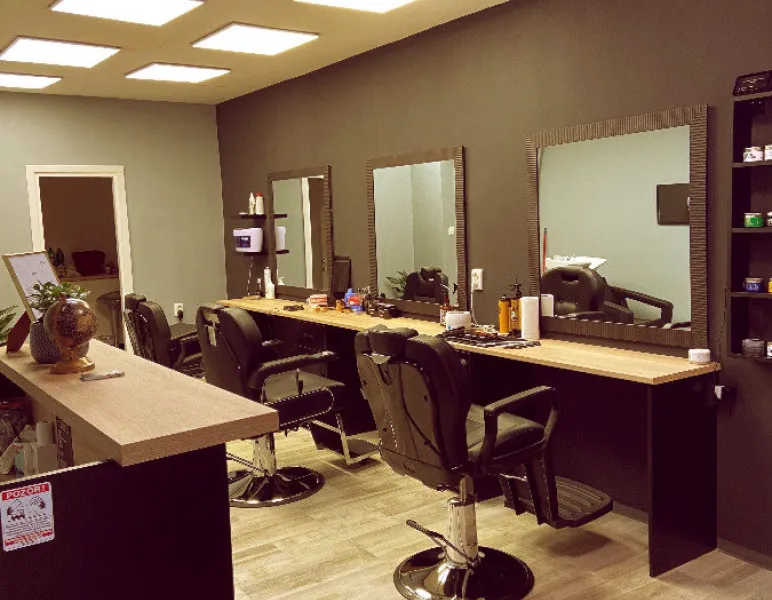 Stolice u frizerskom studiju za muškarce The Royal Barber Shop u Novom Zagrebu