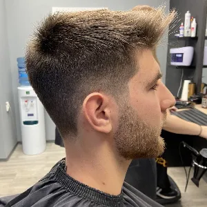 Slika upravo friziranog muškarca iz zadnjeg lijevog kuta kako bi se vidjela fade frizura
