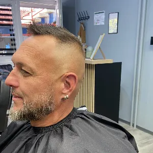 Muškarac u frizerskom salonu nakon uređivanja brade