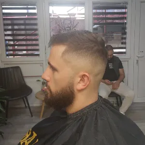 Izbliza uslikana nova frizura klijenta iz frizerskog salona za muškarce