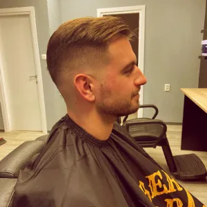 Iz profila uslikan muškarac nakon friziranja i održavanja brade