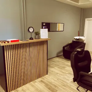 Pult i cjenik barber shopa