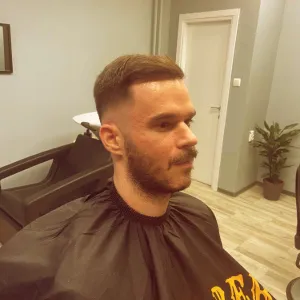 Lijeva strana lica i glave klijenta nakon friziranja i toniranja u The Royal Barber Shopu